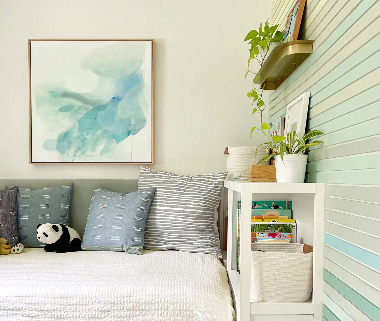 small-colorful-bedroom-horizontal-featured-image.jpg