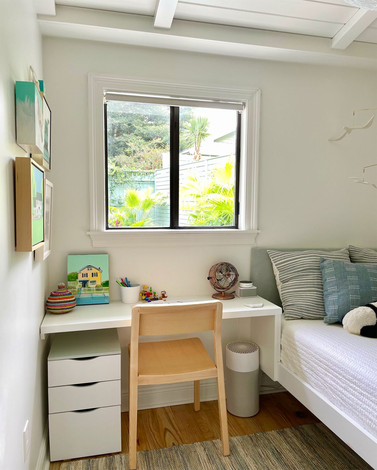 small-colorful-bedroom-built-in-desk-between-bed-and-wall-1233x1536.jpg